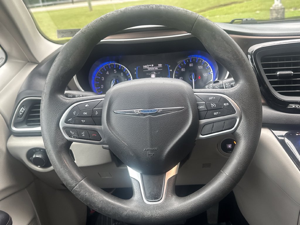 Used 2017 Chrysler Pacifica LX FWD image 16