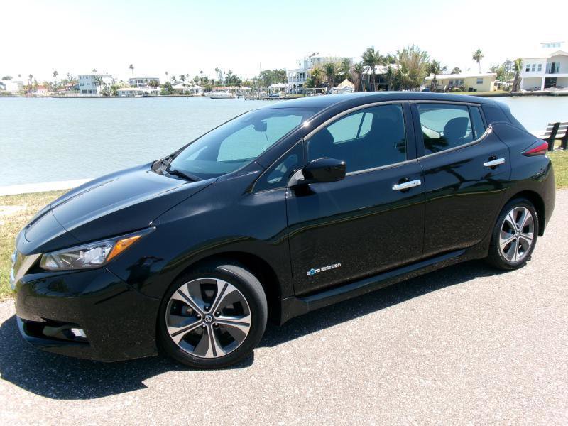 Used 2018 Nissan Leaf SV w/ SV Technology Package FWD image 2
