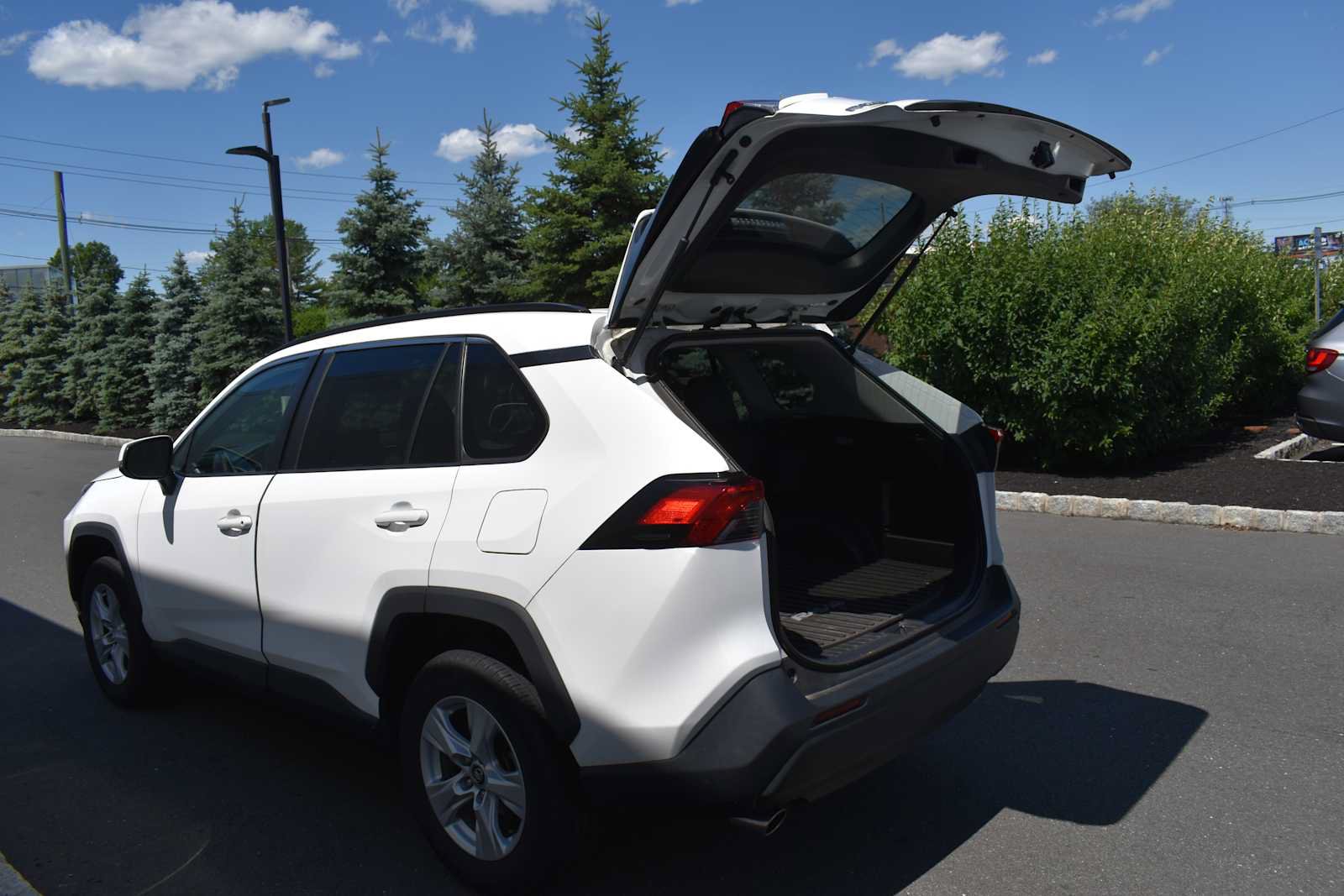 Used 2021 Toyota RAV4 XLE AWD/4WD image 19