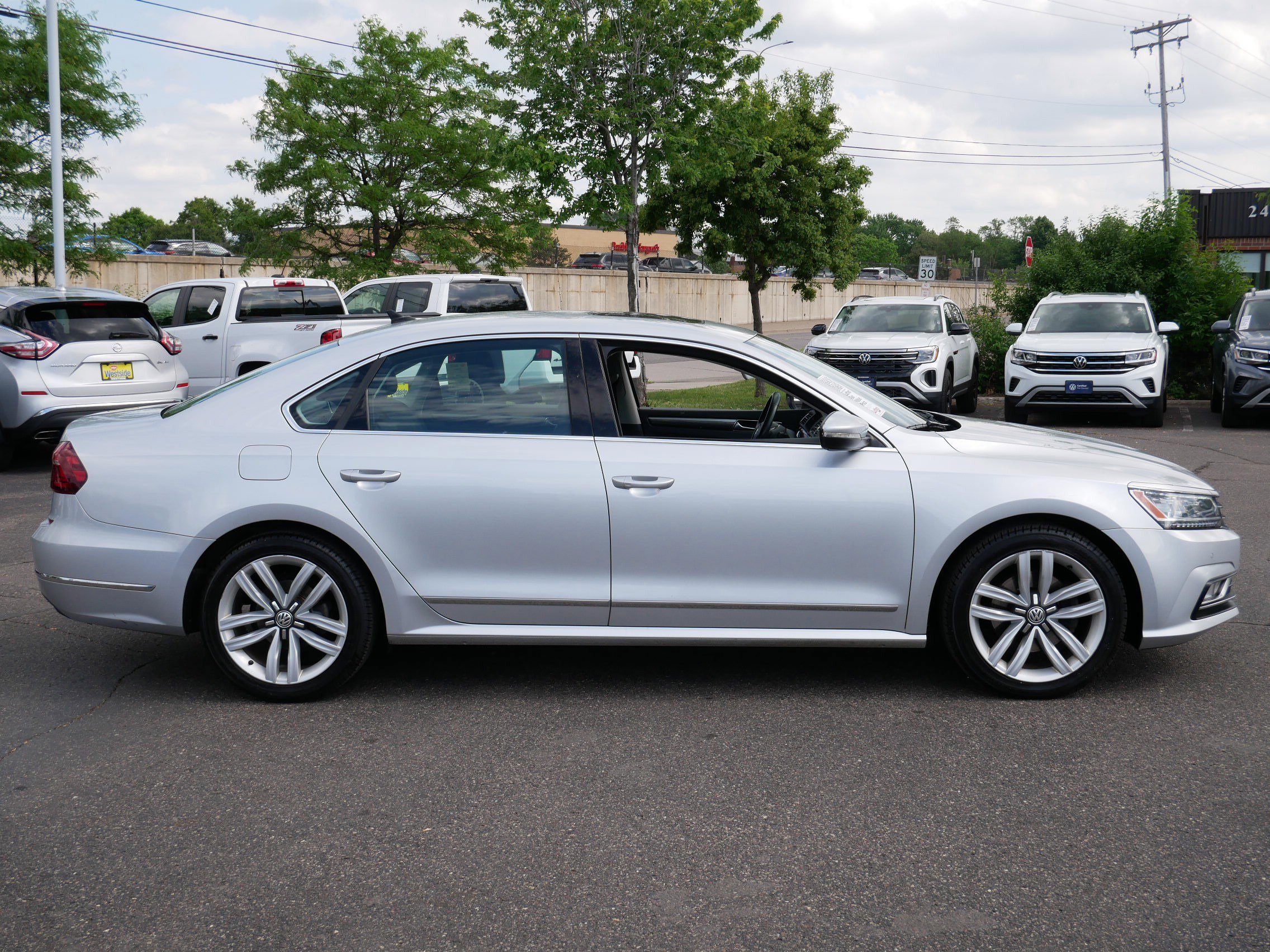 Used 2017 Volkswagen Passat 1.8T SE FWD image 9