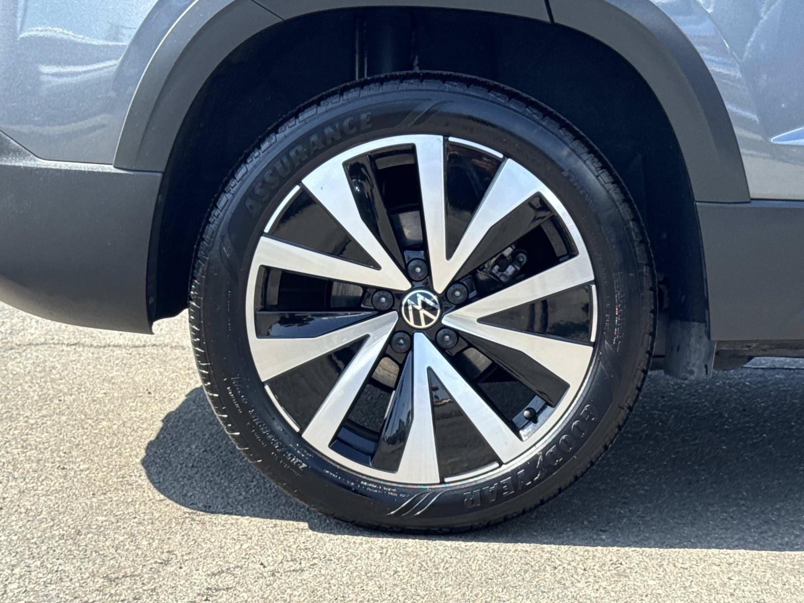 Certified 2024 Volkswagen Taos SE FWD image 35
