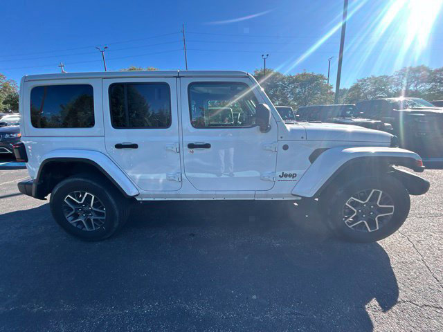 Used 2025 Jeep Wrangler Unlimited Sahara AWD/4WD image 5