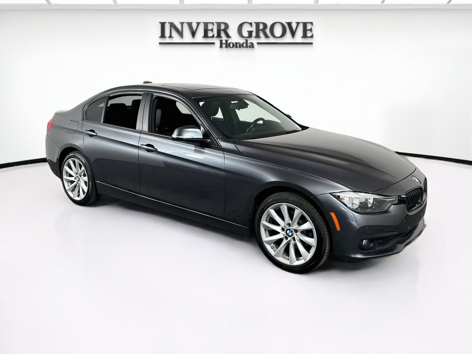 Used 2017 BMW 320i xDrive Sedan AWD/4WD image 3