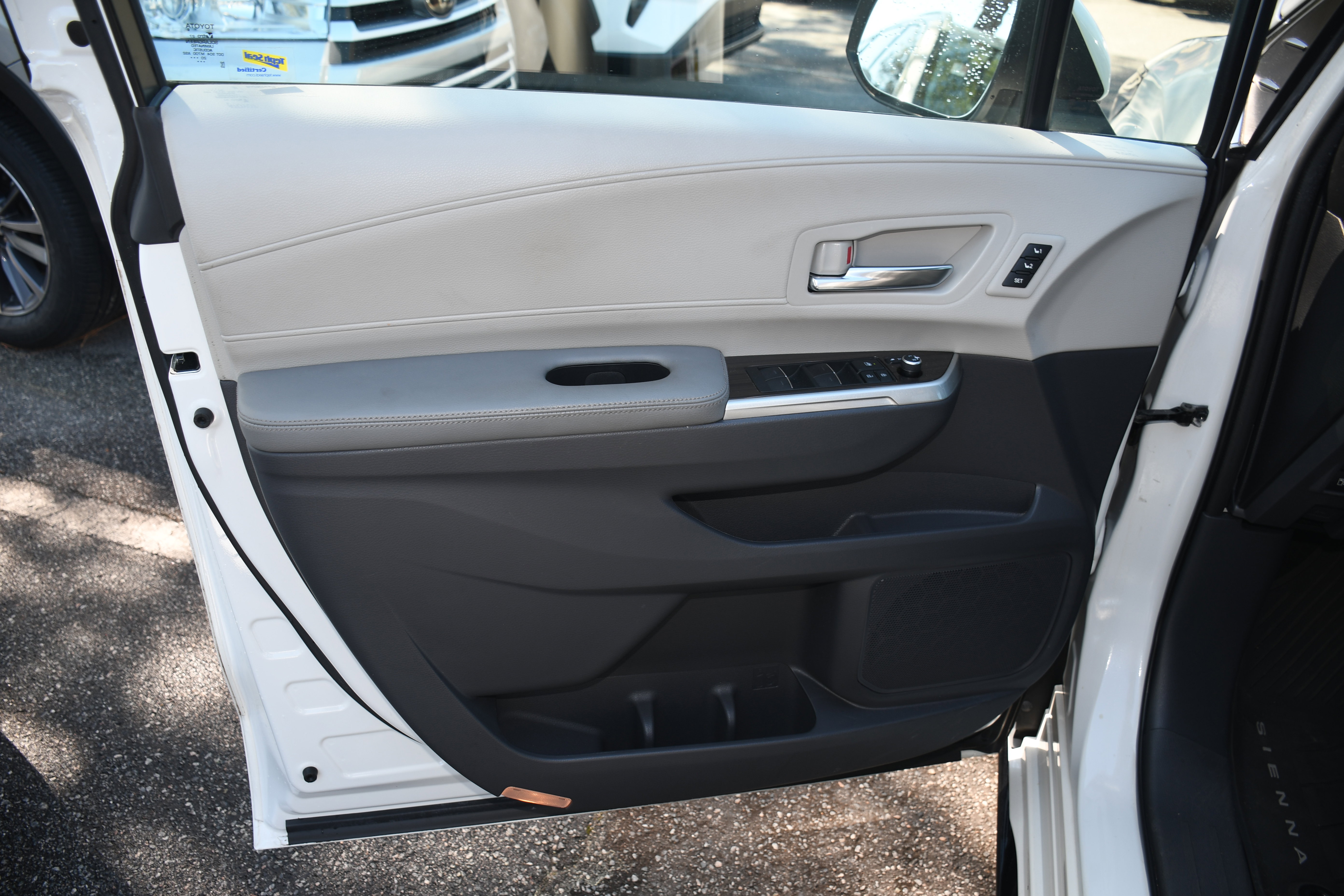 Used 2021 Toyota Sienna Limited image 10