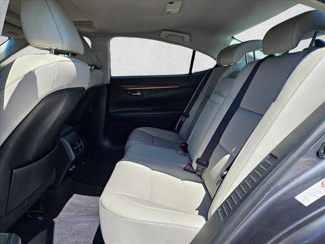 Used 2015 Lexus ES 300h w/ Premium Package w/Bamboo Trim FWD image 17