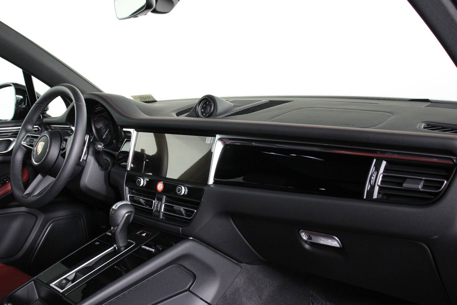 Certified 2025 Porsche Macan image 24