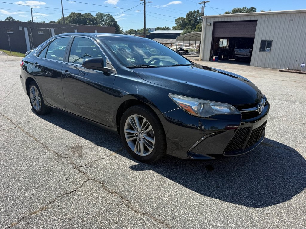 Used 2017 Toyota Camry SE FWD image 3