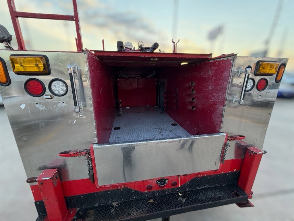 Used 2011 Ford F550 4x4 Crew Cab Super Duty w/ XLT Interior Pkg image 12