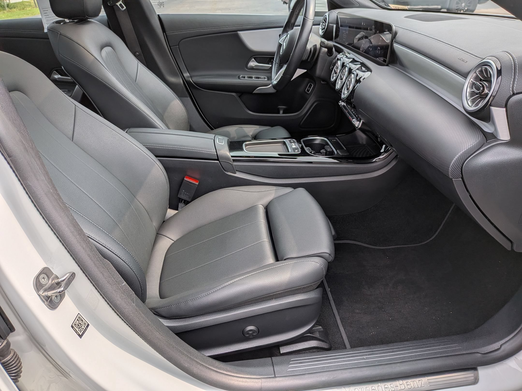 Used 2025 Mercedes-Benz CLA 250 4MATIC image 35