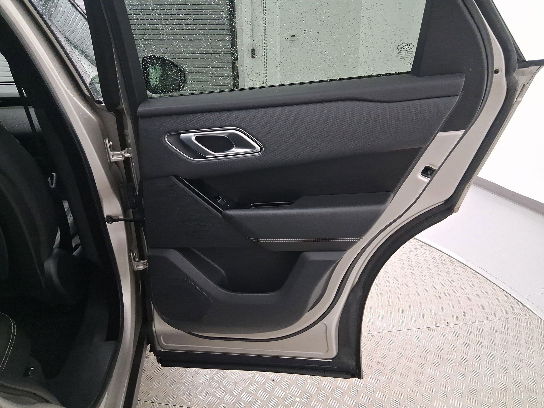 Used 2020 Land Rover Range Rover Velar R-Dynamic S image 32