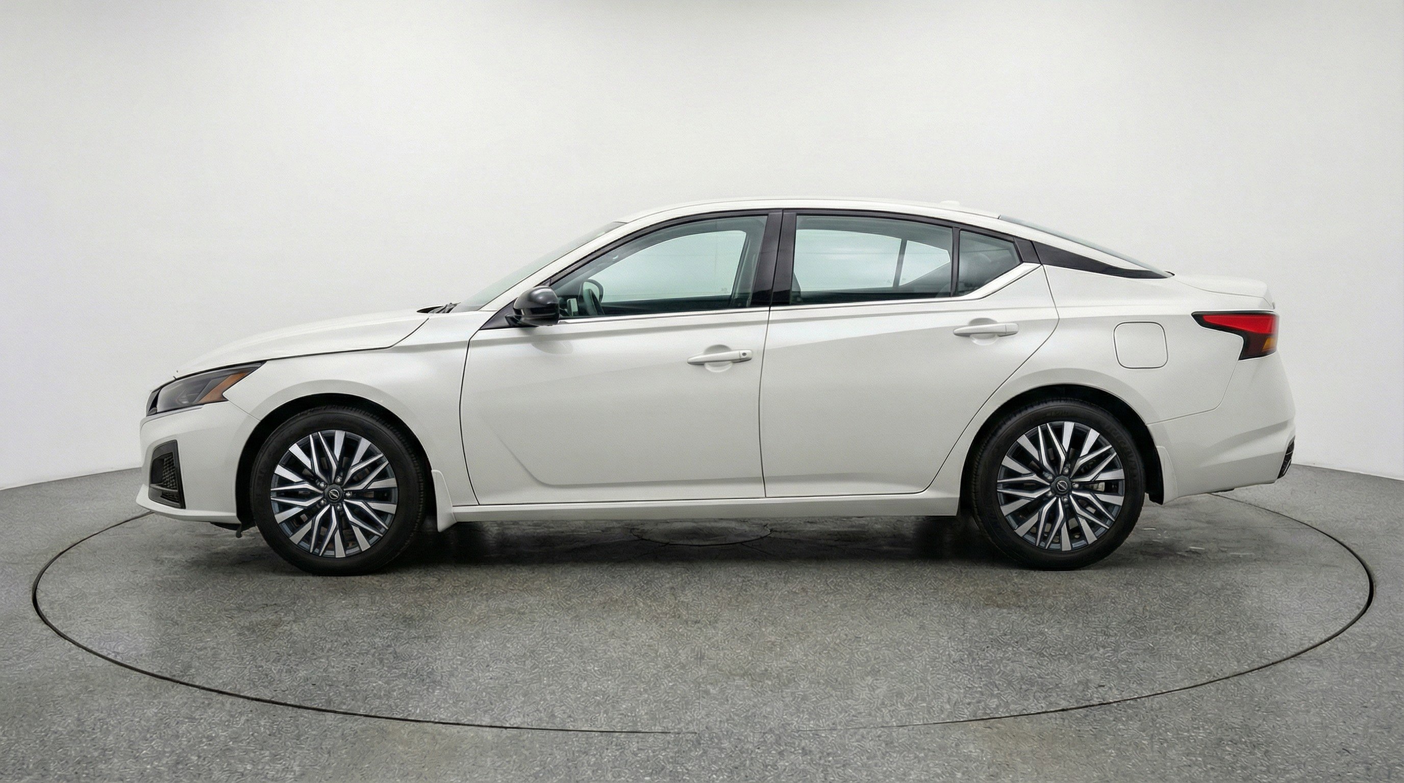 Used 2025 Nissan Altima 2.5 SV image 5