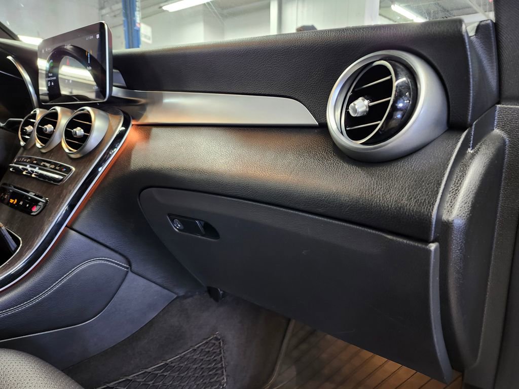Used 2020 Mercedes-Benz GLC 300 4MATIC image 9