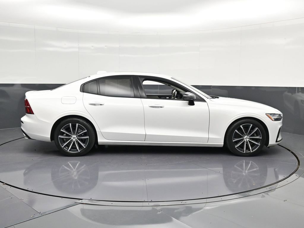 Used 2021 Volvo S60 T5 Momentum w/ Premium Package image 4