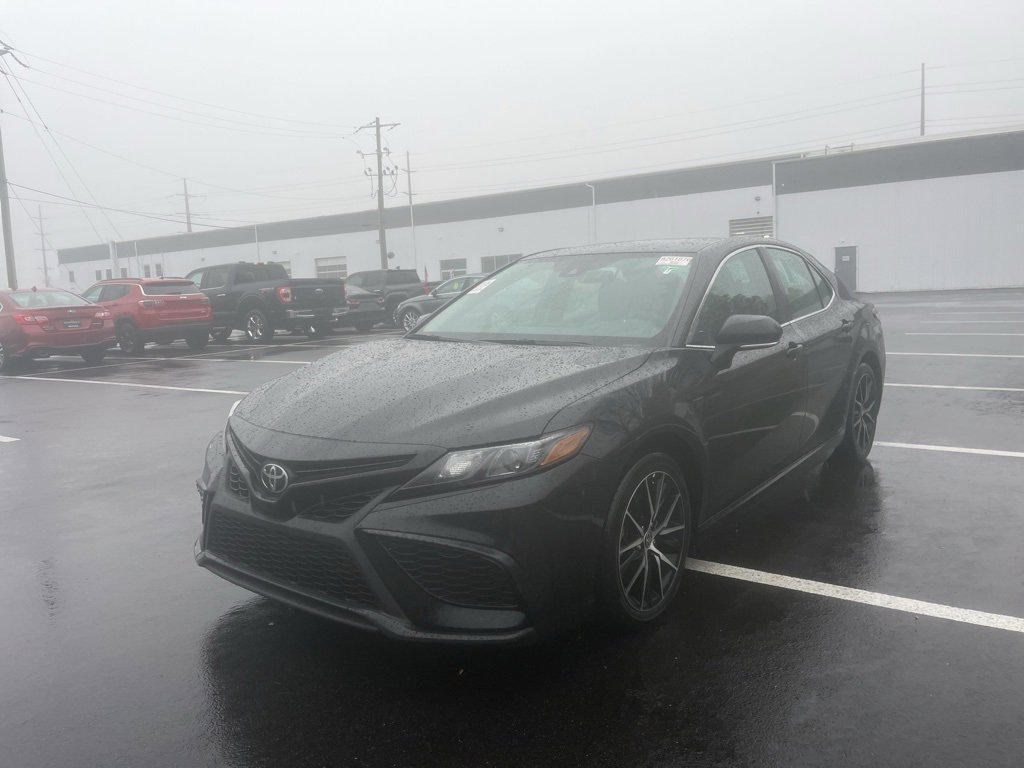 Used 2023 Toyota Camry SE image 2