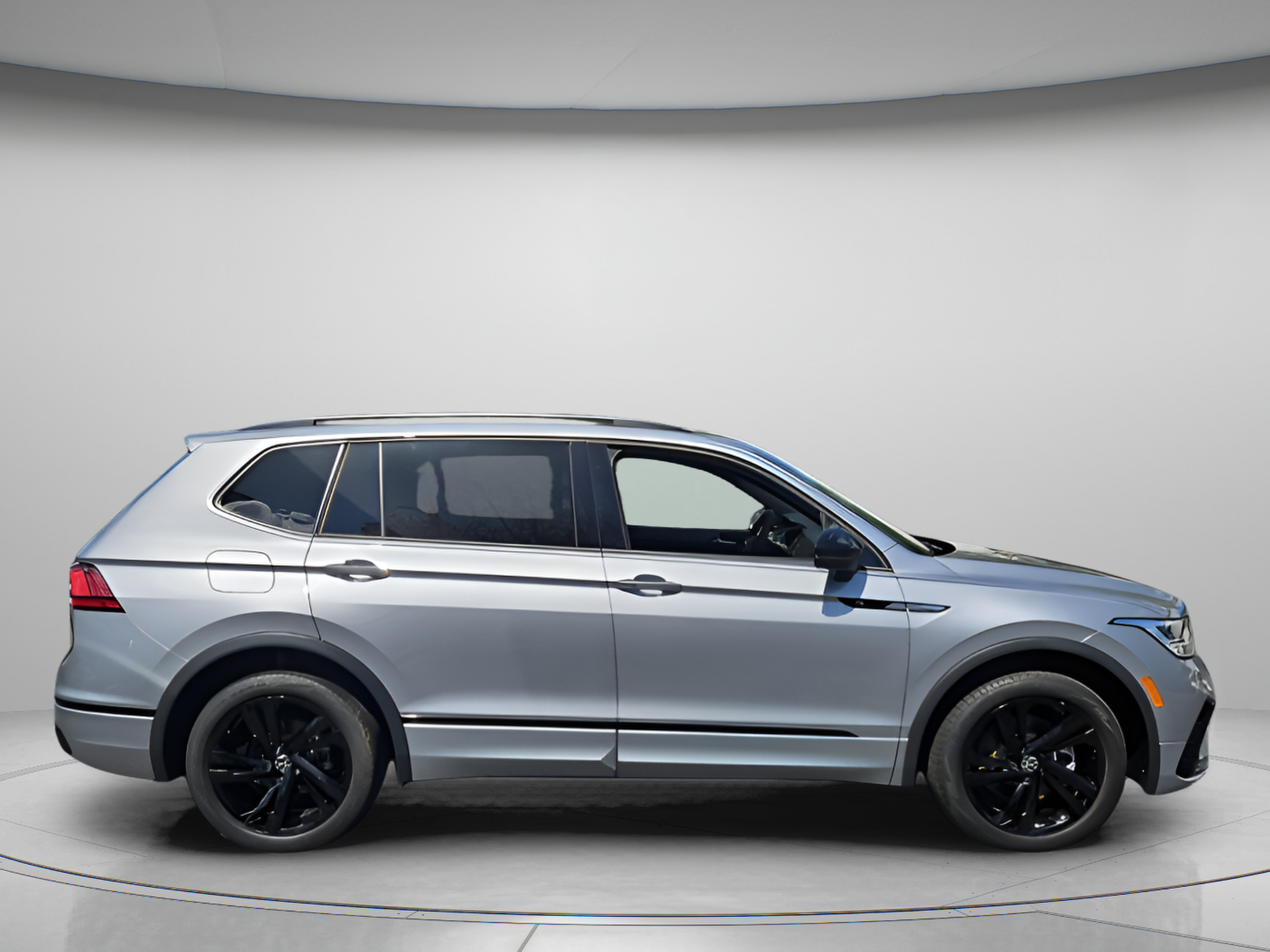 Certified 2023 Volkswagen Tiguan SE R-Line FWD image 6