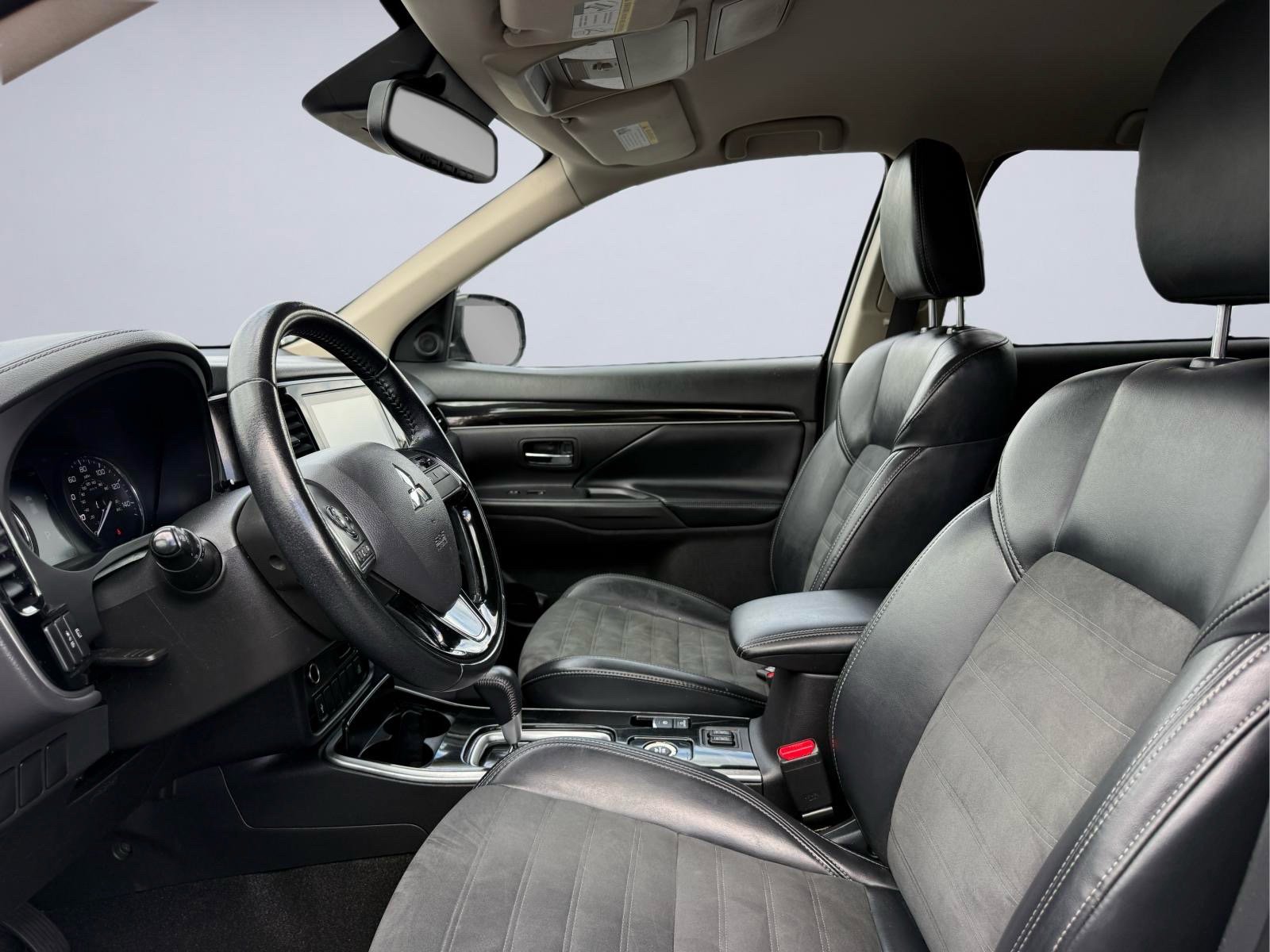 Used 2020 Mitsubishi Outlander SE AWD/4WD image 15