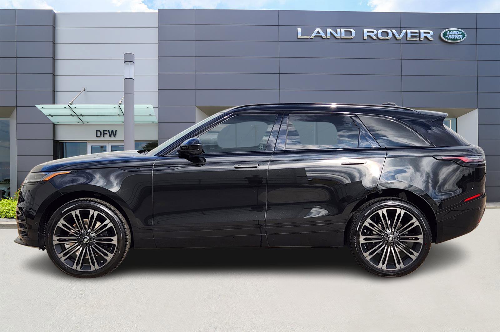 New 2026 Land Rover Range Rover Velar Dynamic SE image 3