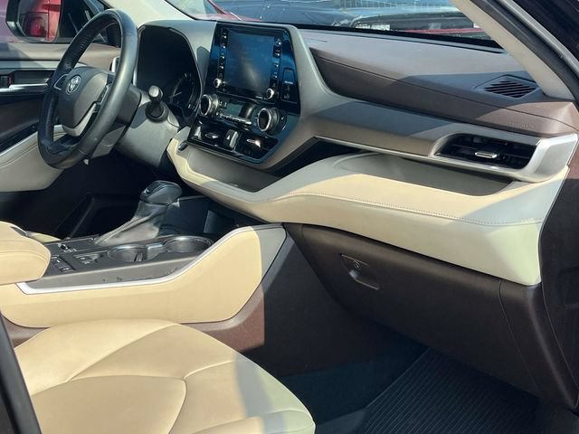 Used 2022 Toyota Highlander XLE FWD image 27