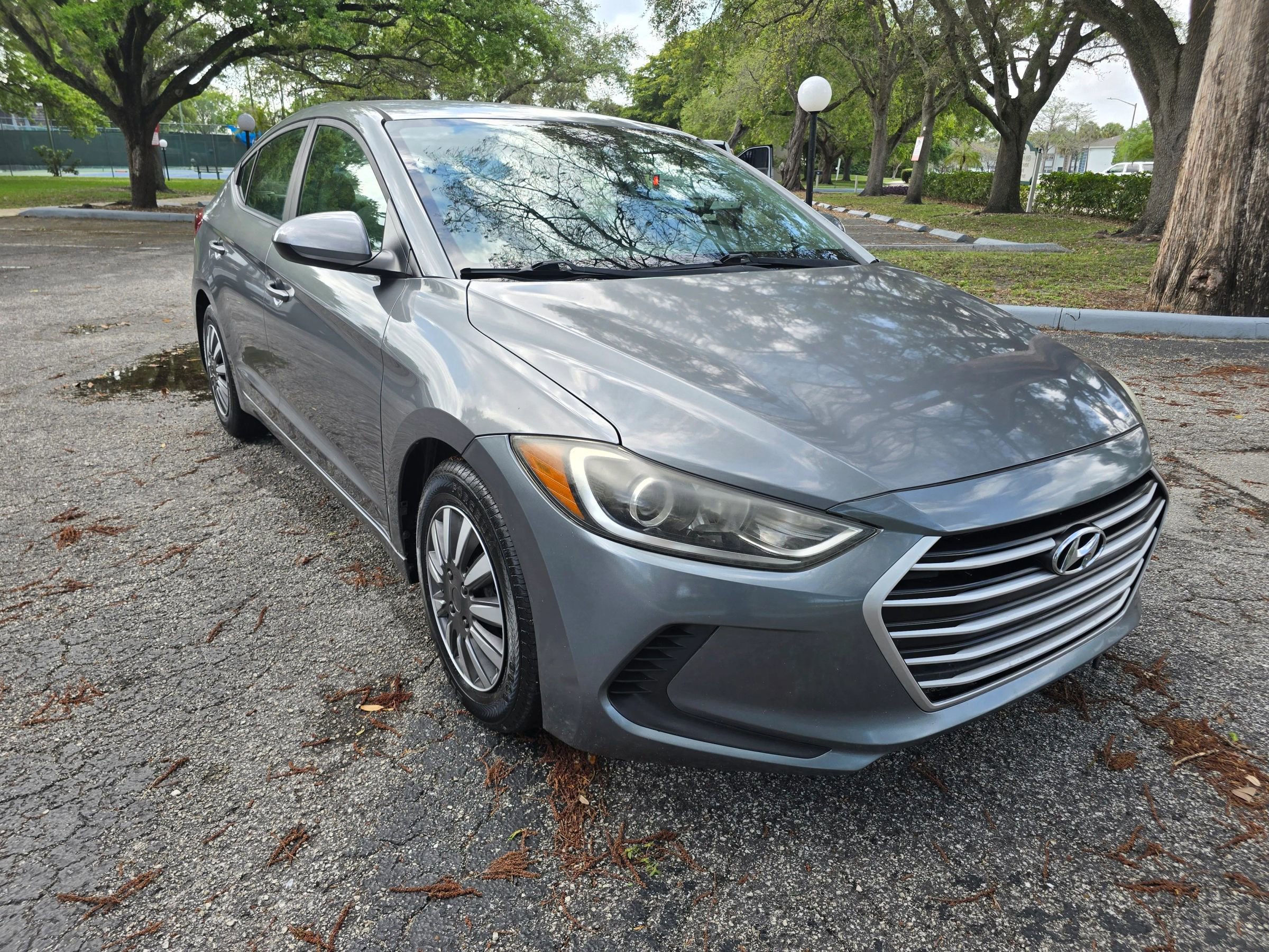 Used 2017 Hyundai Elantra SE image 3