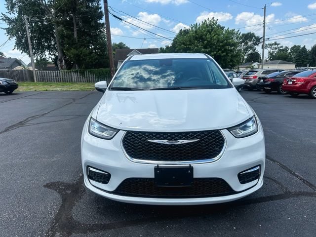 Used 2023 Chrysler Pacifica Touring-L FWD image 2