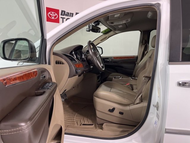Used 2015 Chrysler Town & Country Touring-L w/ Driver Convenience Group image 3