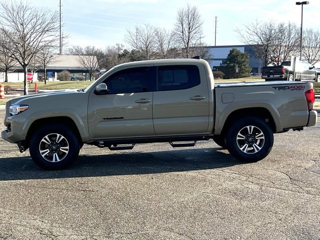 Used 2017 Toyota Tacoma TRD Sport image 4