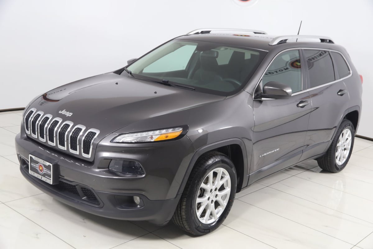 Used 2018 Jeep Cherokee Latitude Plus w/ Cold Weather Group FWD image 19