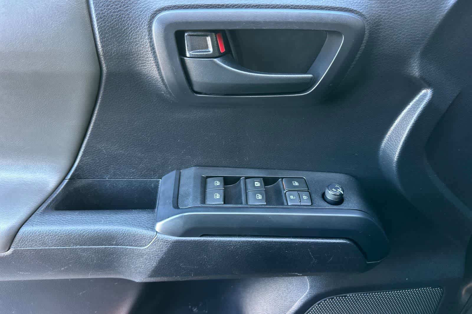 Used 2020 Toyota Tacoma SR AWD/4WD image 12