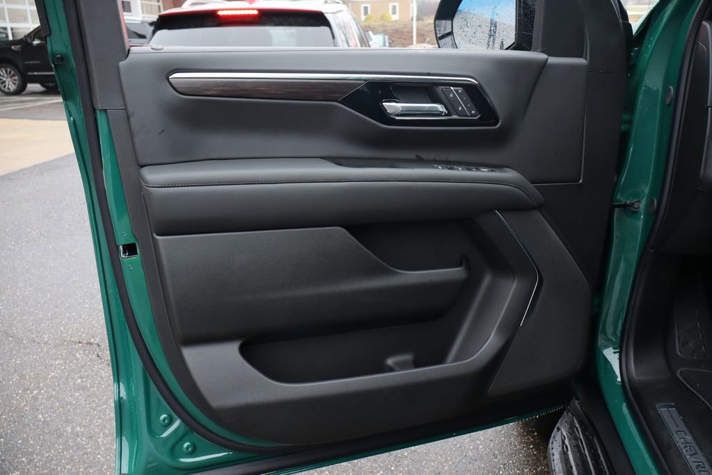 New 2026 Chevrolet Suburban LT image 7