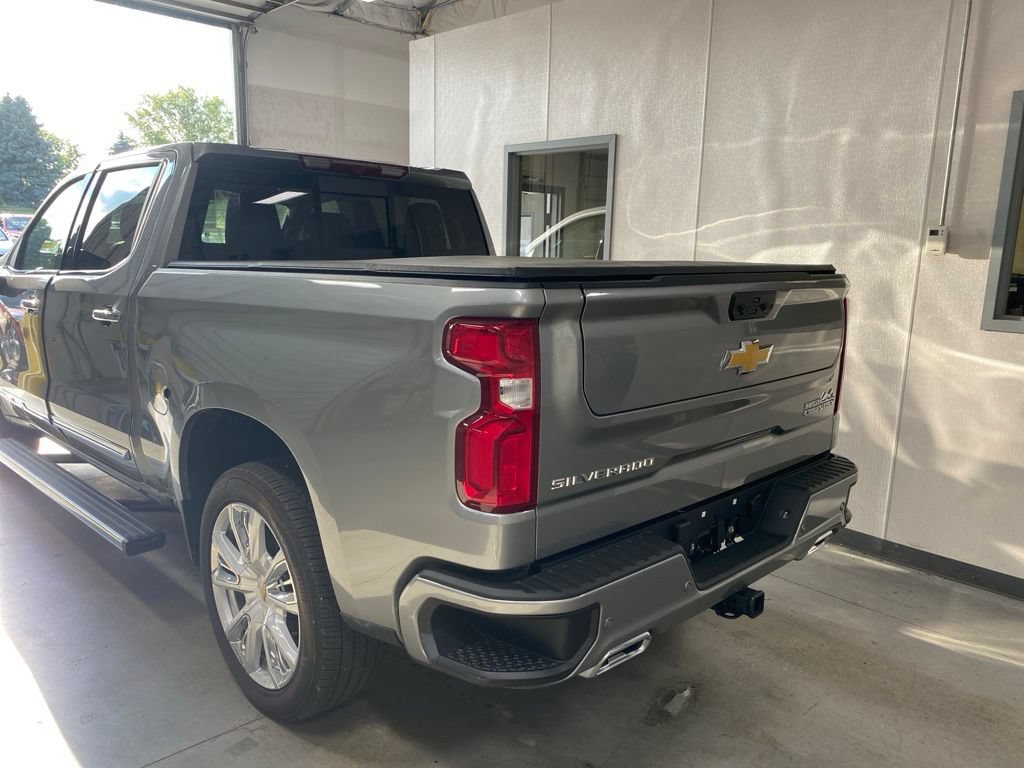 Used 2025 Chevrolet Silverado 1500 High Country w/ High Country Premium Package AWD/4WD image 3
