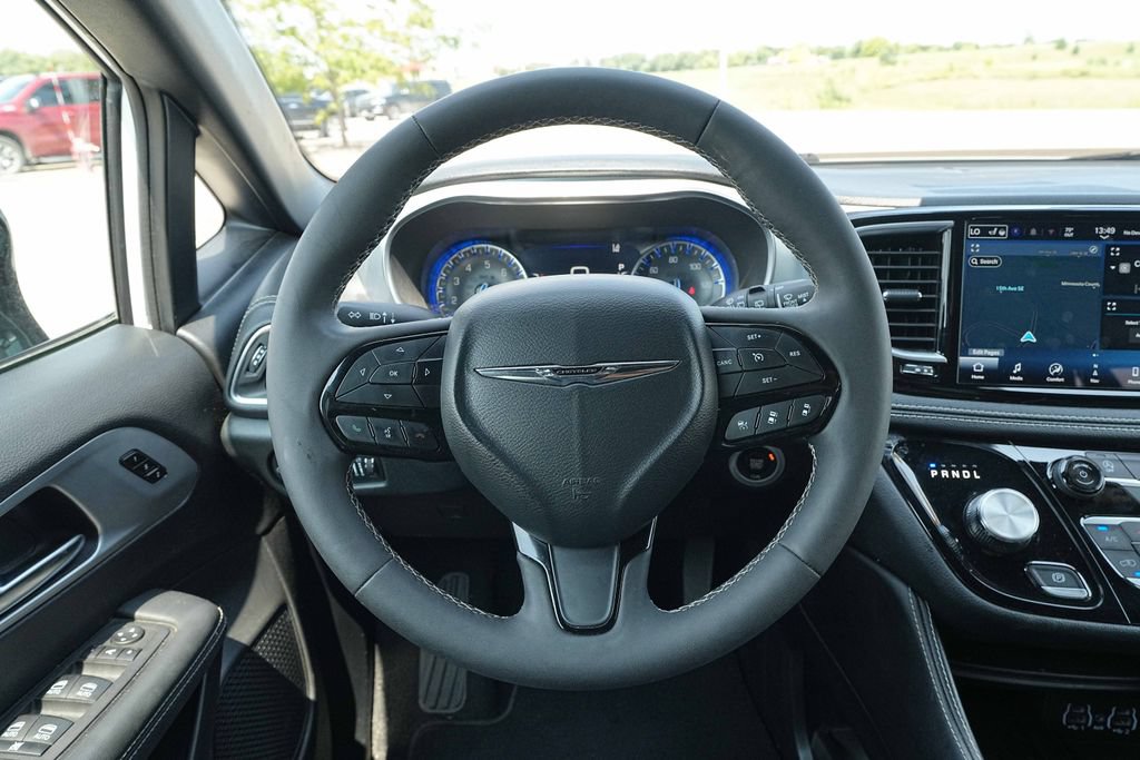 Used 2025 Chrysler Pacifica Limited FWD image 32