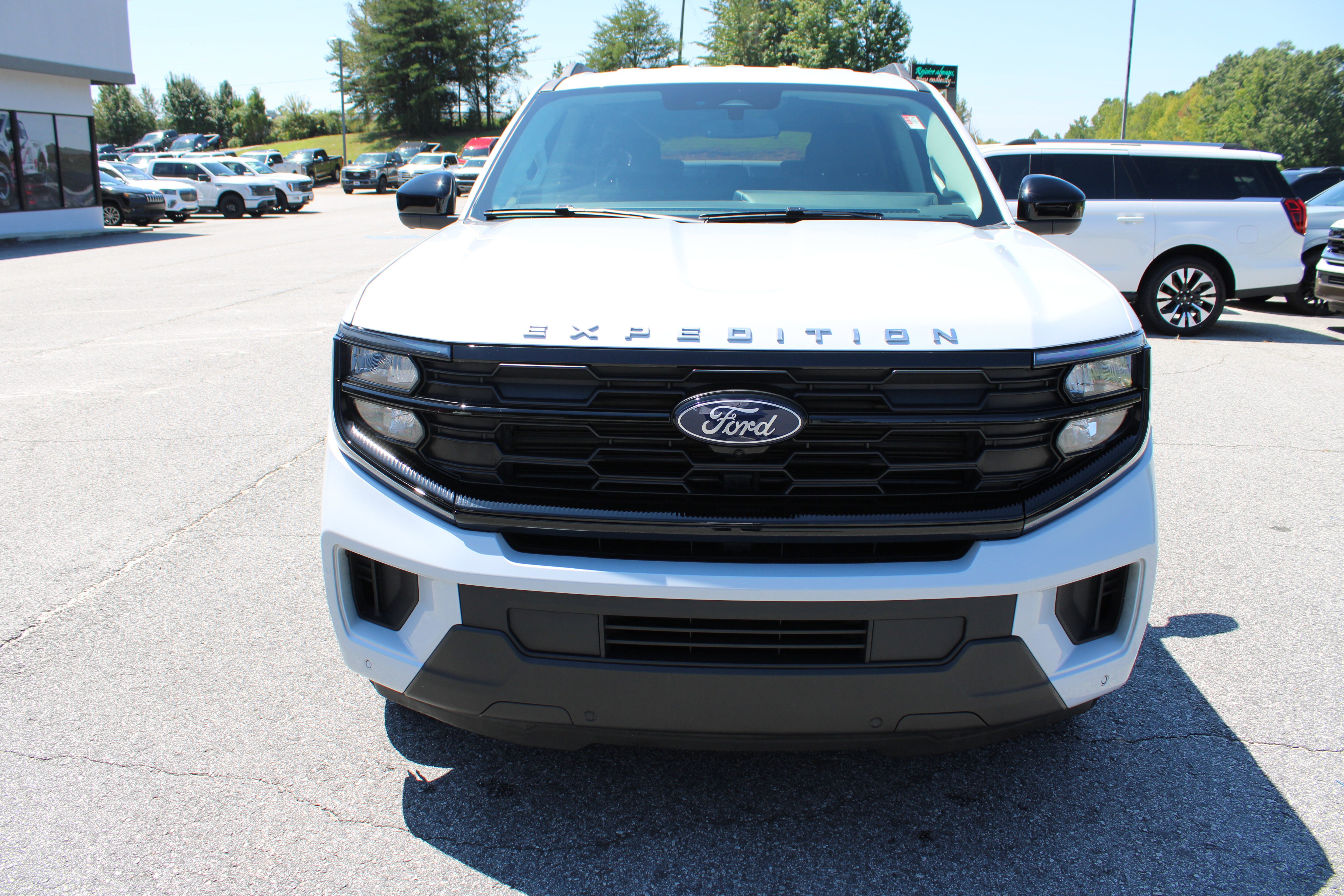 Used 2025 Ford Expedition Active RWD image 3