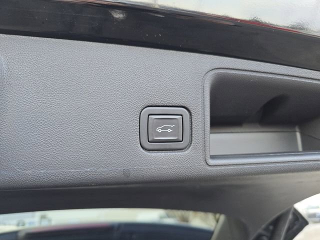 Used 2023 GMC Terrain SLT w/ Tech Package image 19