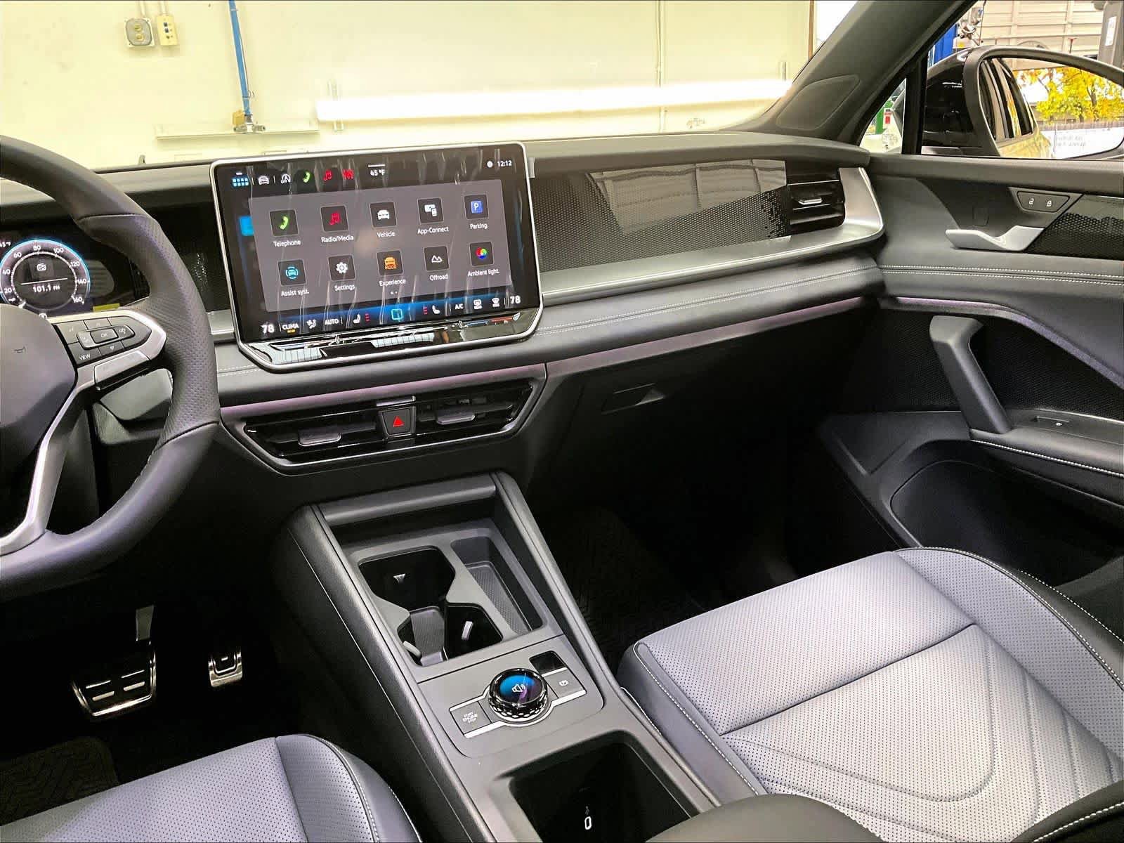 New 2026 Volkswagen Tiguan SE R-Line AWD/4WD image 9