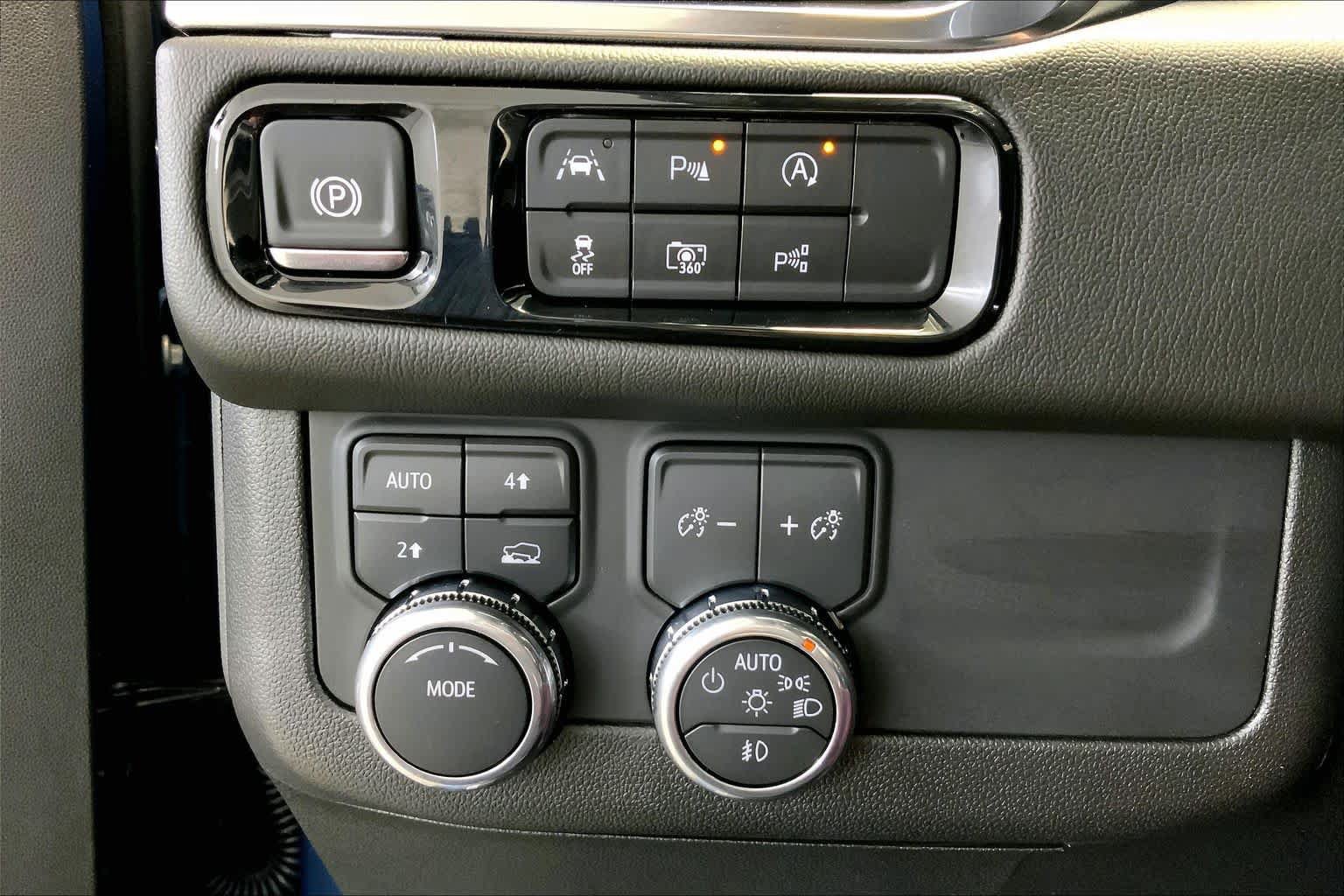 Used 2025 GMC Yukon XL Denali w/ Sun & Power Step Package AWD/4WD image 34