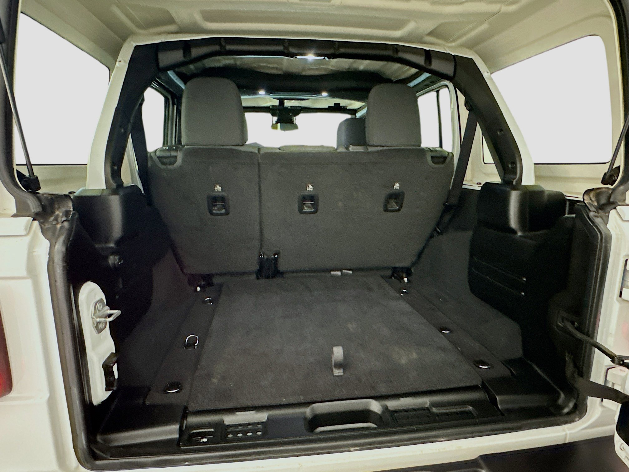 Used 2025 Jeep Wrangler Sahara image 29