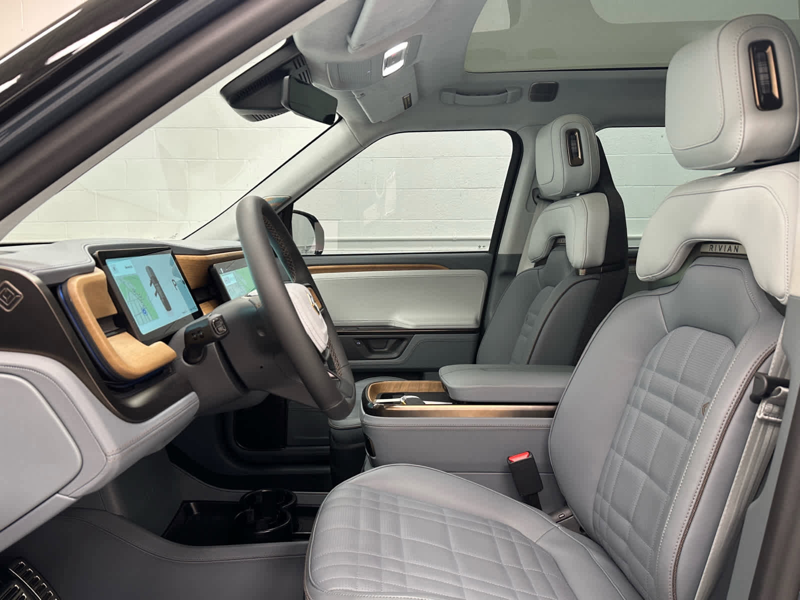 Used 2026 Rivian R1S Premium image 11