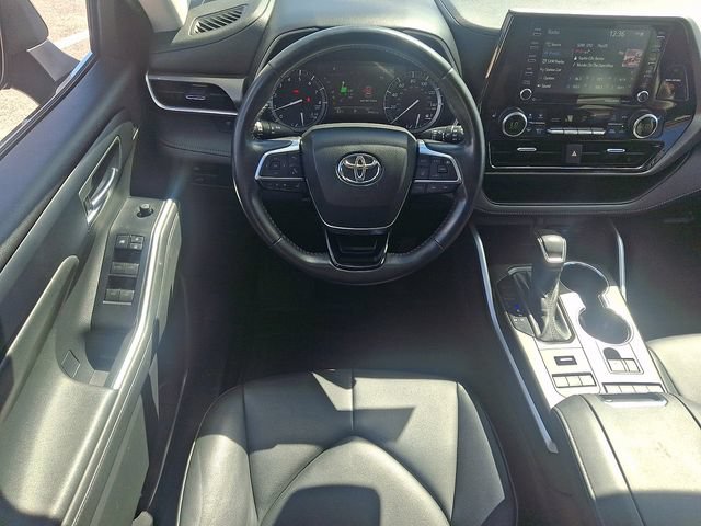 Used 2021 Toyota Highlander XLE AWD/4WD image 2