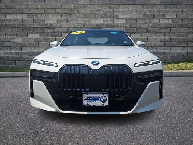Used 2024 BMW 740i xDrive w/ Premium Package 2 AWD/4WD image 2