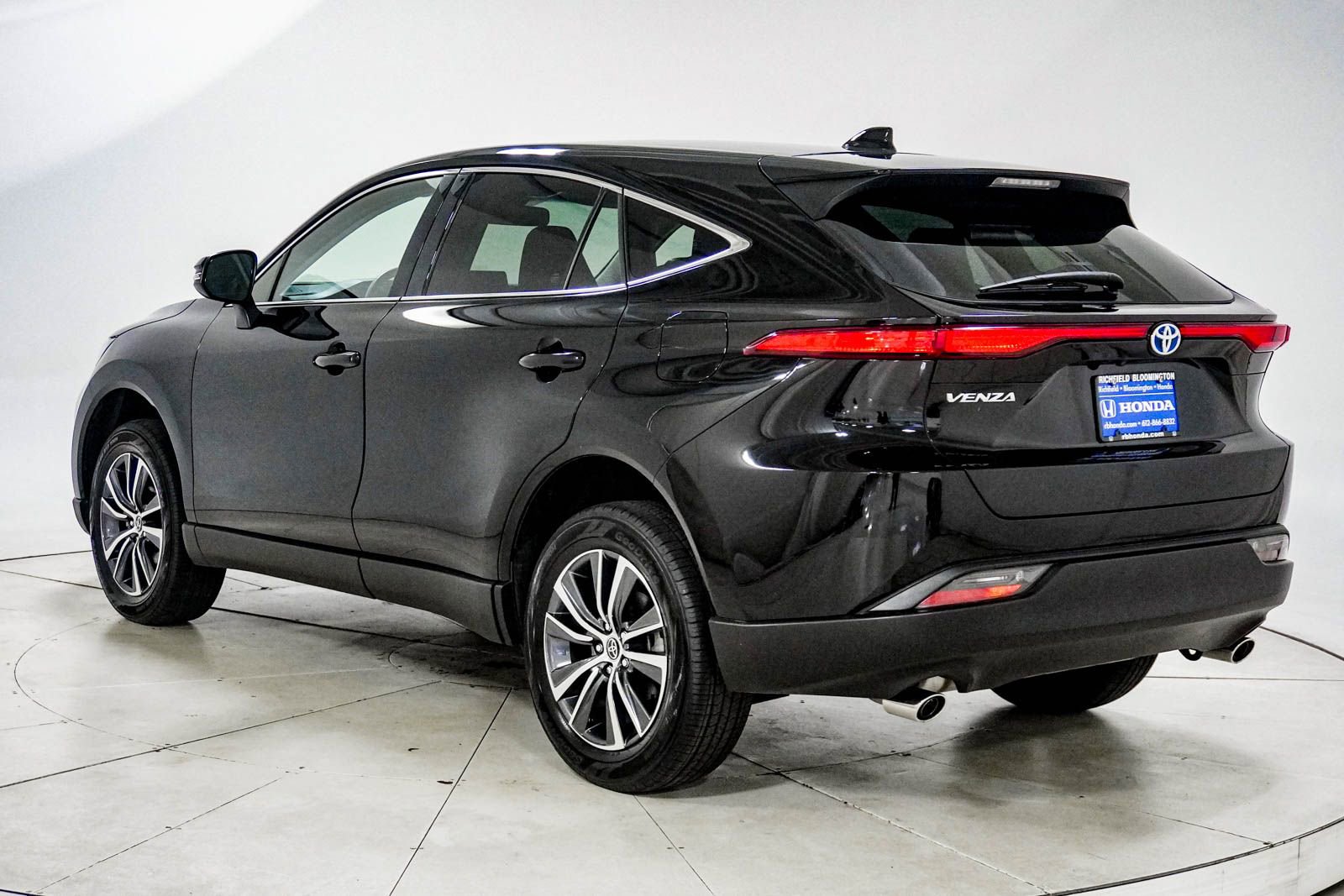 Used 2023 Toyota Venza LE AWD/4WD image 6