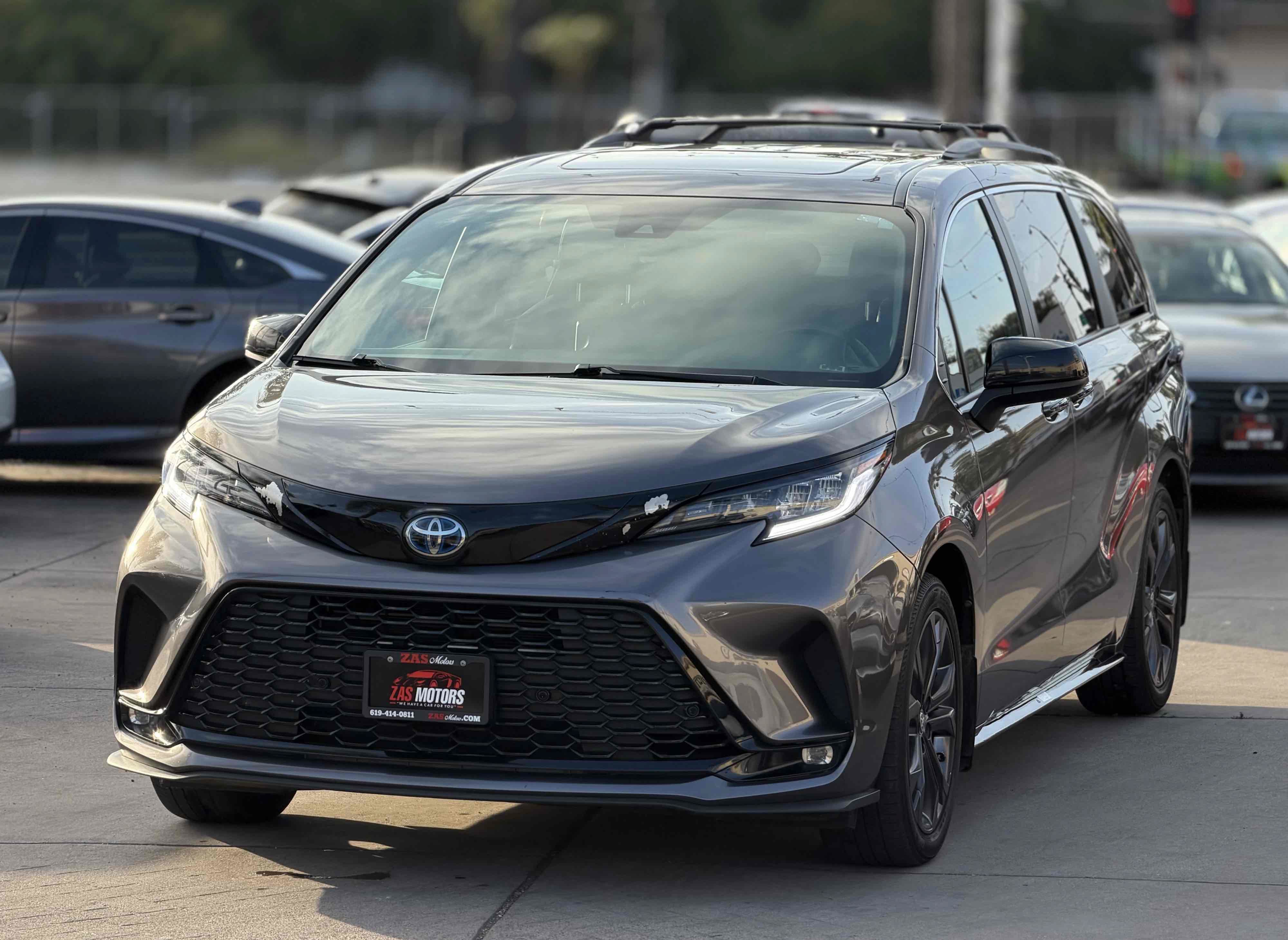 Used 2022 Toyota Sienna XSE w/ XSE Plus Package FWD image 3