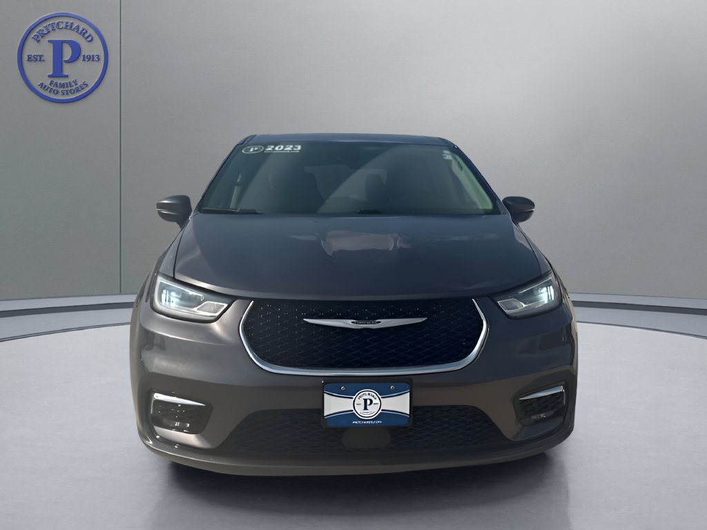 Used 2023 Chrysler Pacifica Touring-L FWD image 2