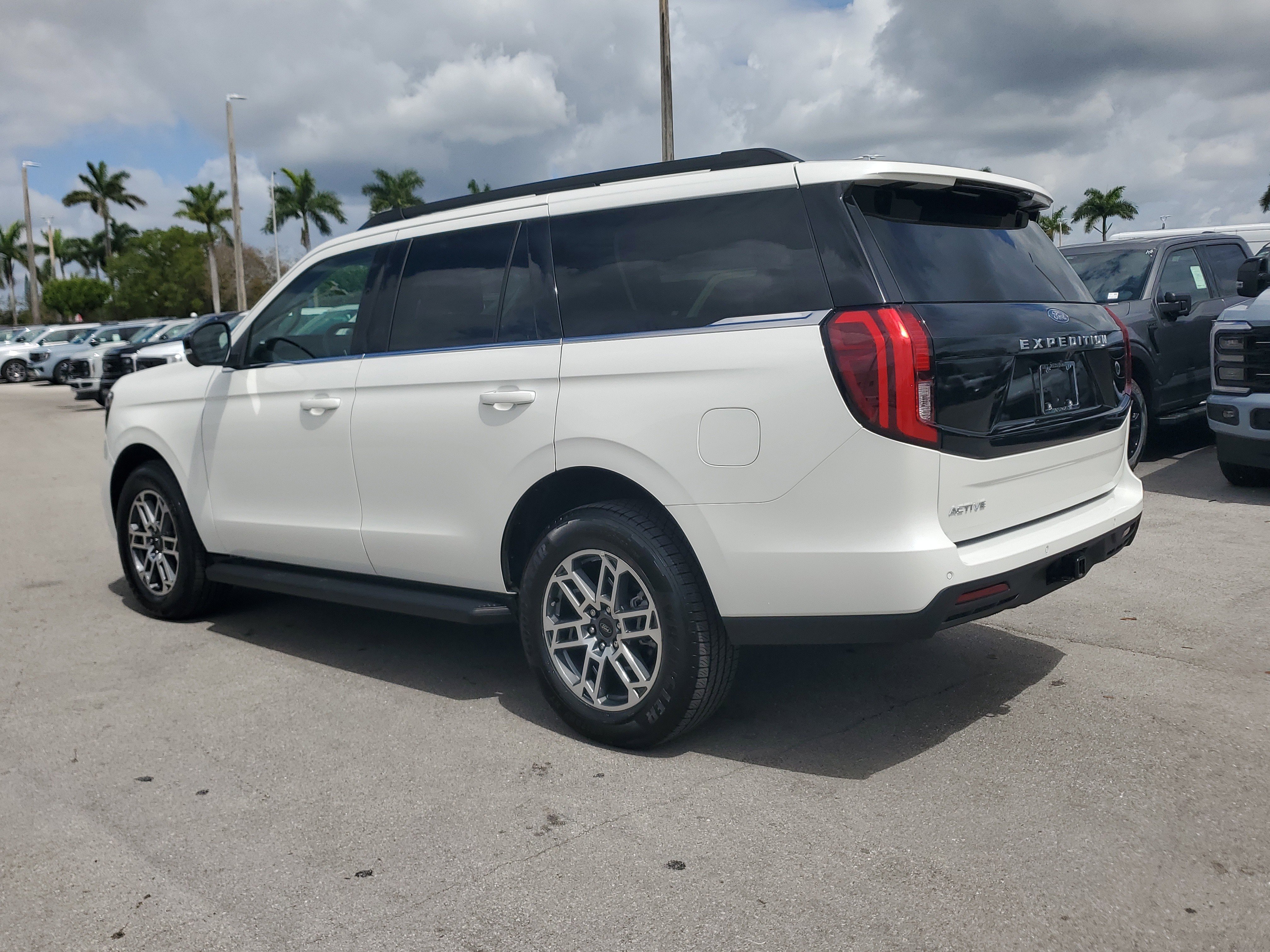 Used 2025 Ford Expedition Active RWD image 7