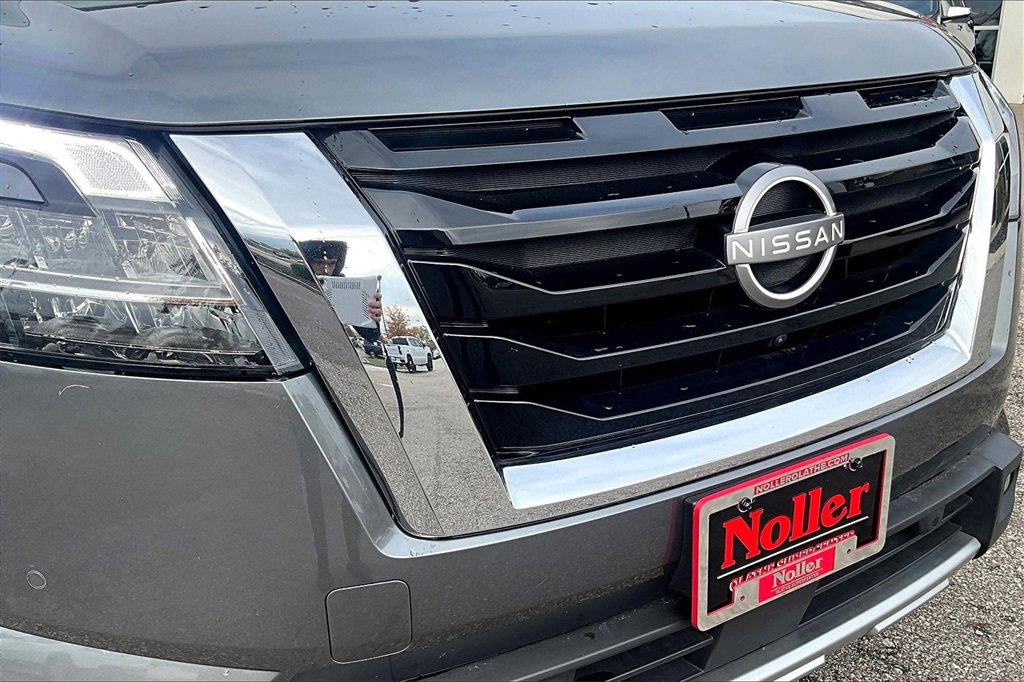 Used 2024 Nissan Pathfinder Platinum w/ Cargo Package image 29