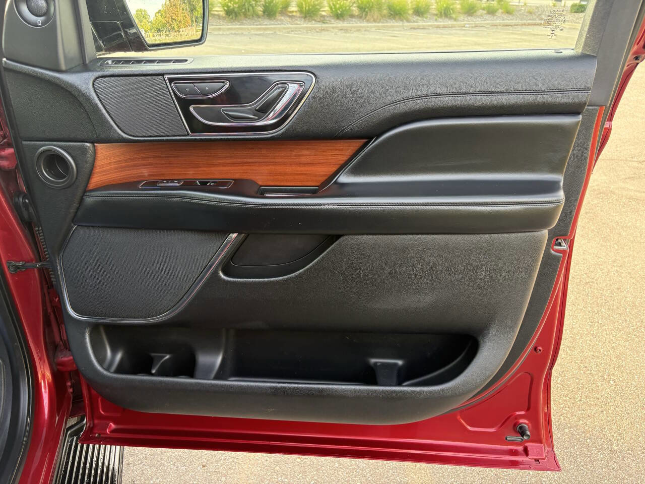 Used 2018 Lincoln Navigator Premiere image 28