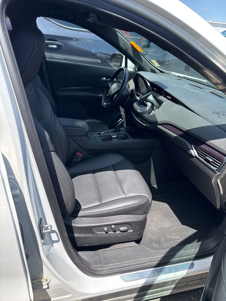 Used 2023 Cadillac XT4 Luxury w/ Cold Weather Package FWD image 3