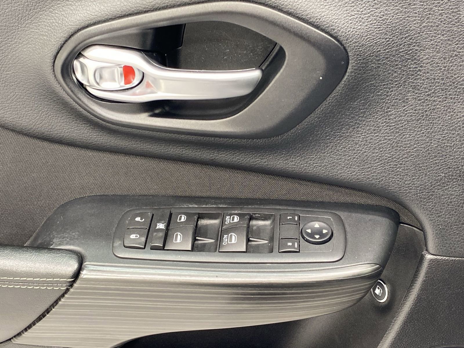 Used 2015 Jeep Cherokee Latitude image 13