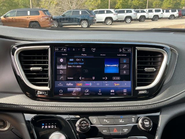 New 2027 Chrysler Pacifica Select FWD image 18