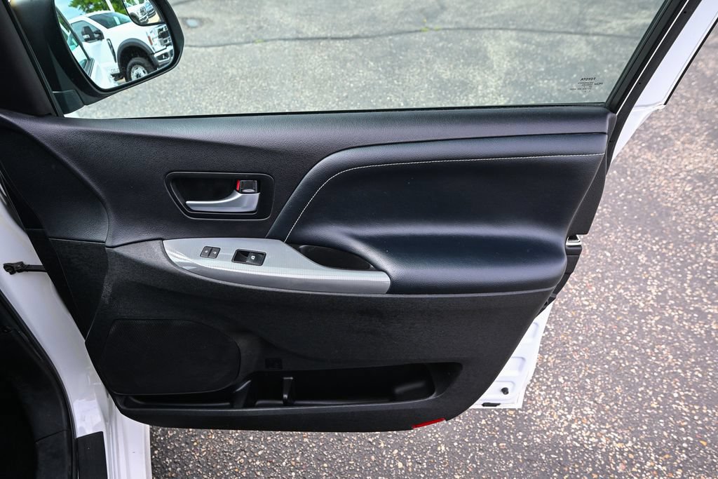 Used 2017 Toyota Sienna SE FWD image 26