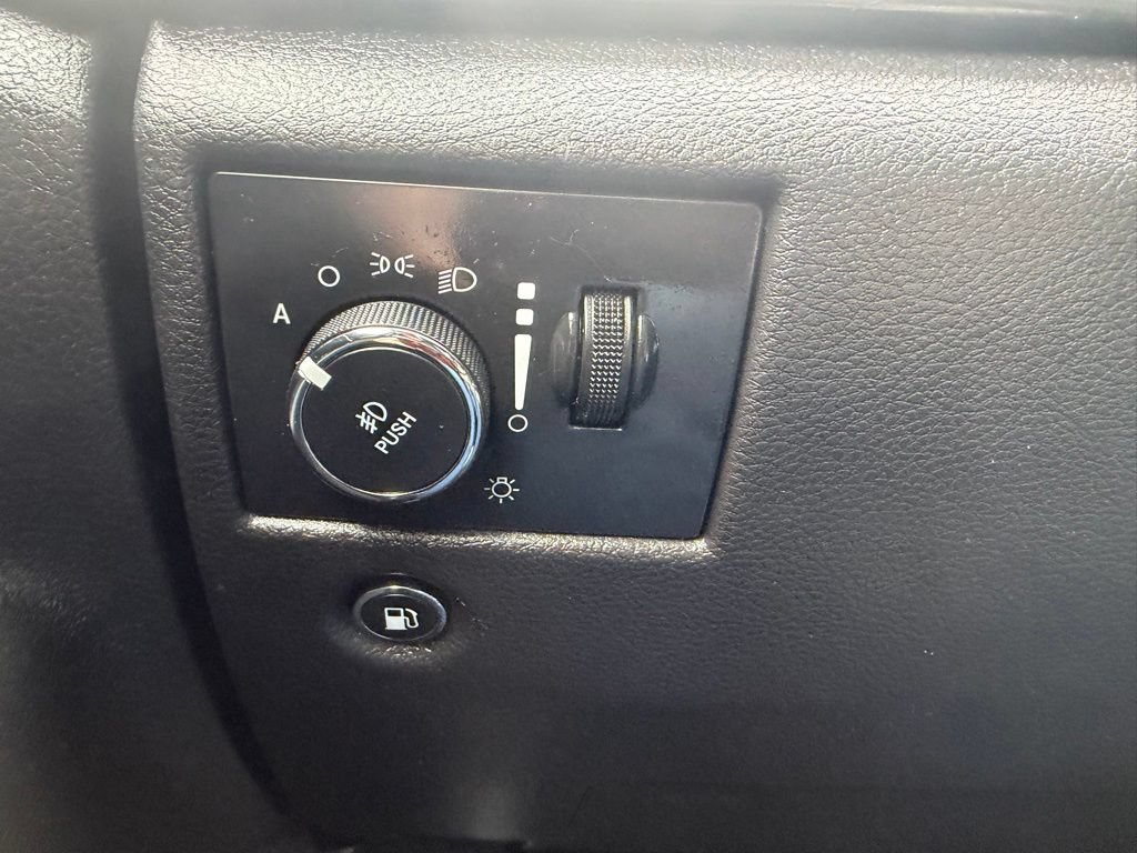 Used 2019 Jeep Grand Cherokee Laredo AWD/4WD image 32